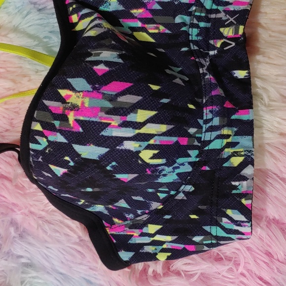 Victoria's Secret VSX Sport Strappy Back Sports Bra 32B - Picture 3 of 13